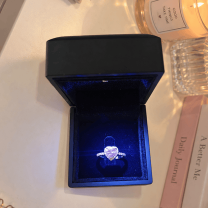 Işıklı Kutuda Pembe Kalp Taşlı Yüzük